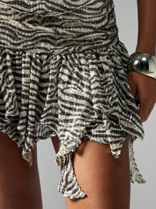 MISSGUIDED 斑马纹亮片迷你裙，适合夜店派对、晚宴、夜间外出，不对称下摆，荷叶边设计，闪闪发光，是节日、假日、度假的理想之选。 - 黑色 - 查看 5