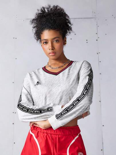 Streetz SHEIN Sport Camiseta deportiva casual con cuello en V para mujer con cinta jacquard con letra, estilo urbano