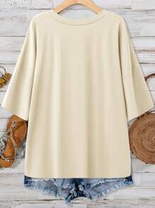 SHEIN LUNE 加大码女式圣帕特里克节口袋 T 恤，春假波西米亚风狂欢节春假老钱风格狂欢 V 领上衣女式 V 领衬衫纯色上衣女式休闲上衣 - 米色 - 查看 2