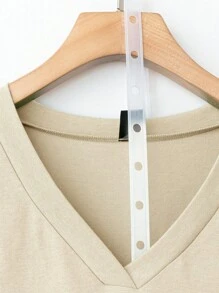 SHEIN LUNE 加大码女式圣帕特里克节口袋 T 恤，春假波西米亚风狂欢节春假老钱风格狂欢 V 领上衣女式 V 领衬衫纯色上衣女式休闲上衣 - 米色 - 查看 4