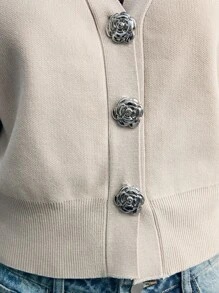 Maija 女士纯色前开襟纽扣短款开衫，V领设计简约百搭，适合休闲、办公通勤及各种秋季场合。玫瑰纽扣装饰增添时尚细节，也可用于音乐会、派对等特殊活动，以及夏季外出和毕业典礼等场合。 - 杏色 - 查看 7