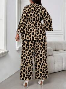 SHEIN Lady Conjuntos de vacaciones para mujer de talla grande, incluye prendas para primavera, verano, otoño e invierno, ideal para uso casual, elegante, de oficina, salida y vacaciones. Confeccionados en tejido con estampado de leopardo de colores, cuello en V, cinturón, manga larga.