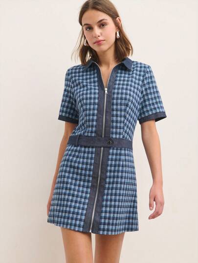 Nöista Short Checkered Dress With Short Sleeves And A Shirt Collar. Features A Visible Front Zipper And A Matching Fabric Belt That Accentuates The Waist. This Design Blends Retro And Modern Styles, Perfect For Casual Looks, Office Wear, Or Special Occasions During Transitional Seasons. Easily Pairs With Ankle Boots, Sneakers, Or Sandals For Versatile Styling.