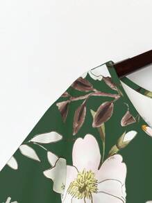 Linhara Blus Kasual Nyaman untuk Wanita Ukuran Besar dengan Motif Bunga, Leher Bulat, Lengan Pendek, dan Kancing Depan - MultiWarna - View 4