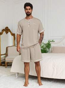 DAZY Bộ áo thun nam cổ hở thêu chữ bằng vải satin kèm quần short thường ngày, đồ ngủ mùa hè - Màu Khaki - Xem 3