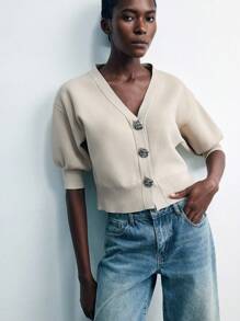 Maija 女士纯色前开襟纽扣短款开衫，V领设计简约百搭，适合休闲、办公通勤及各种秋季场合。玫瑰纽扣装饰增添时尚细节，也可用于音乐会、派对等特殊活动，以及夏季外出和毕业典礼等场合。 - 杏色 - 查看 6