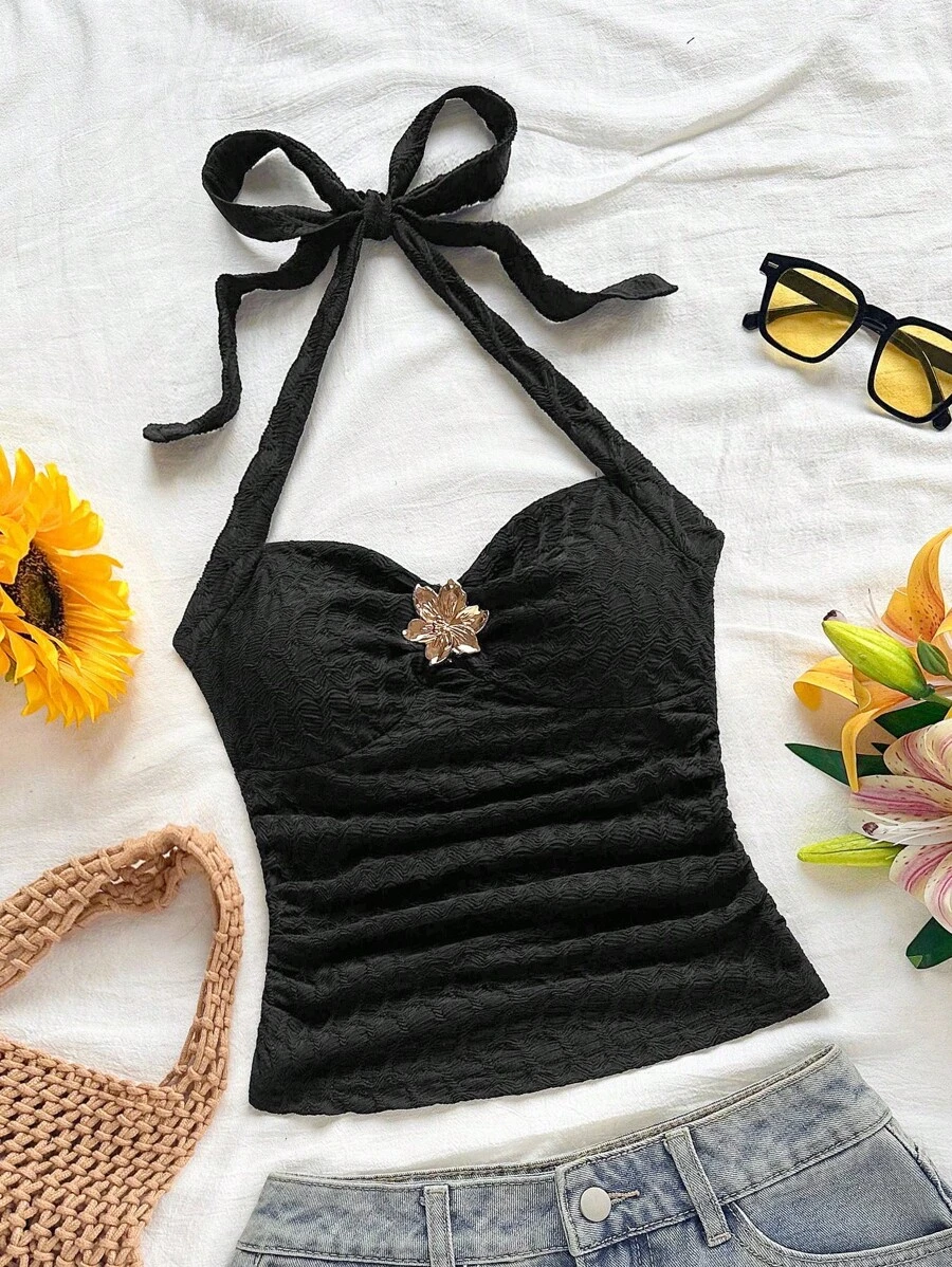 Soleia 度假挂脖 V 领花卉金属扣白色针织纹理修身背心，适合度假、音乐节、波西米亚风、节日约会、下午茶