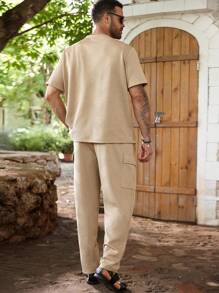 Manfinity Homme 大码男士休闲纯色短袖T恤和工装裤套装 - 卡其色 - 查看 2