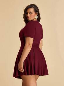 SHEIN BAE 大码女装、曲线服装、夏季海滩度假服装、约会、外出、音乐节、乡村音乐节、派对聚会、节日服装、演唱会服装、狂欢派对服装、节日服装、INS 风格服装、卡其色西装裤、办公室服装、通勤服装、工作服、短袖迷你连衣裙 - 酒紅色 - 查看 2