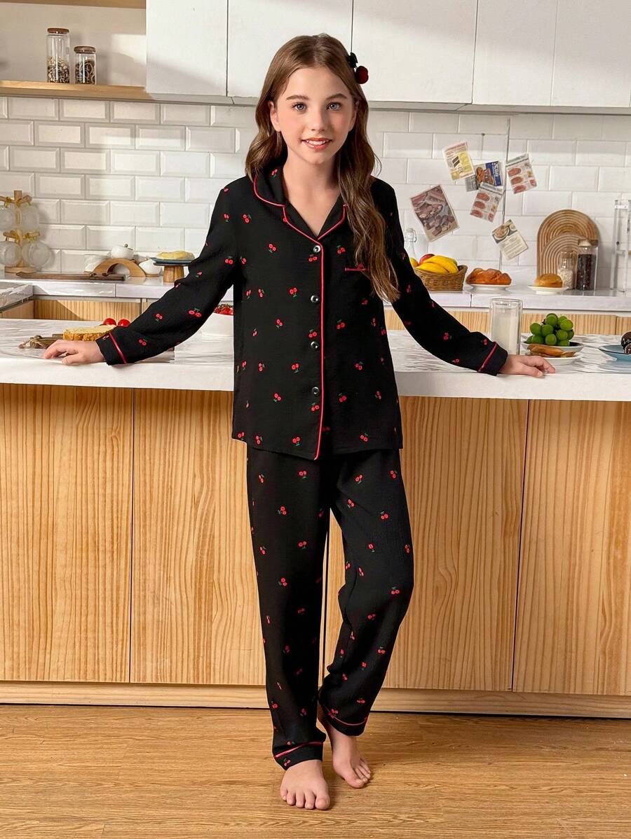 Snug Zone 少女樱桃印花泡泡褶皱纽扣衬衫和裤子套装，圣诞节 - 黑色 - 查看 1