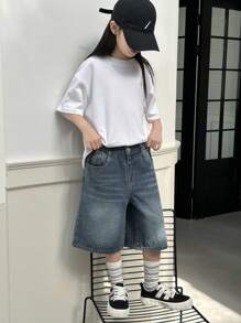 SHEIN Pantalones cortos de mezclilla bermuda de color azul oscuro lavado para niñas preadolescentes, cómodos y con estilo para uso casual en verano. Confeccionados con tela de mezclilla azul oscuro lavada con efecto vintage, con cintura elástica con cierre de botón, decoración de cadena falsa y silueta recta relajada. Adecuado para uso diario, escuela, fines de semana, vuelta al colegio, vacaciones en la playa y talla grande para mostrar tu personalidad única. - Azul lavado oscuro - Ver 4