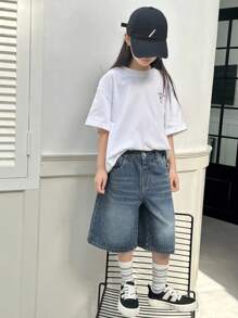 SHEIN Pantalones cortos de mezclilla bermuda de color azul oscuro lavado para niñas preadolescentes, cómodos y con estilo para uso casual en verano. Confeccionados con tela de mezclilla azul oscuro lavada con efecto vintage, con cintura elástica con cierre de botón, decoración de cadena falsa y silueta recta relajada. Adecuado para uso diario, escuela, fines de semana, vuelta al colegio, vacaciones en la playa y talla grande para mostrar tu personalidad única. - Azul lavado oscuro - Ver 7