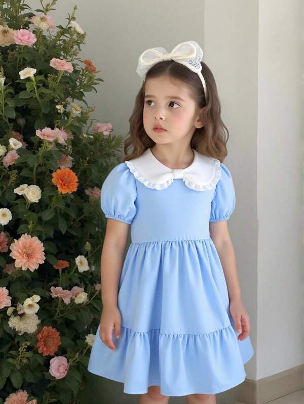 Robe d'été bleue clair avec col claudine blanc mignon
