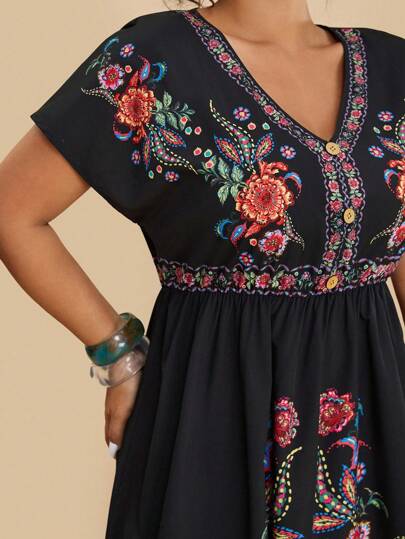 Travachic 大码女式休闲度假热带花卉印花 V 领黑色短袖腰部修身短款夏秋连衣裙