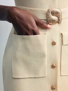 Maija 优雅纯色前开襟无袖针织连衣裙，简约大方的设计，尽显知性优雅。无袖背心式连衣裙款式，可单穿或内搭衬衫、打底衫，适合春秋季节及多种场合。适合教师、通勤、演出、聚会及日常休闲穿着，兼具时尚与实用性。现有优雅黄色、米色等多种颜色可选。柔软舒适的针织面料满足穿着需求，是打造都市时尚风格的理想之选。 - 杏色 - 查看 6