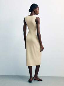Maija 优雅纯色前开襟无袖针织连衣裙，简约大方的设计，尽显知性优雅。无袖背心式连衣裙款式，可单穿或内搭衬衫、打底衫，适合春秋季节及多种场合。适合教师、通勤、演出、聚会及日常休闲穿着，兼具时尚与实用性。现有优雅黄色、米色等多种颜色可选。柔软舒适的针织面料满足穿着需求，是打造都市时尚风格的理想之选。 - 杏色 - 查看 2