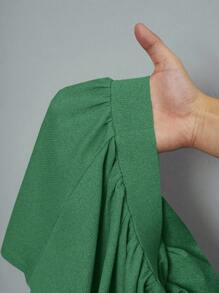 Slaydiva 新款春夏休闲基础款运动风两件套，简约圆领短袖褶裥短款T恤，搭配前后短款中长款伞裙，浅灰色罗纹针织面料。