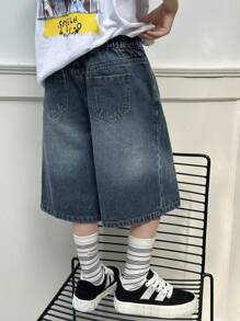 SHEIN Pantalones cortos de mezclilla bermuda de color azul oscuro lavado para niñas preadolescentes, cómodos y con estilo para uso casual en verano. Confeccionados con tela de mezclilla azul oscuro lavada con efecto vintage, con cintura elástica con cierre de botón, decoración de cadena falsa y silueta recta relajada. Adecuado para uso diario, escuela, fines de semana, vuelta al colegio, vacaciones en la playa y talla grande para mostrar tu personalidad única. - Azul lavado oscuro - Ver 2