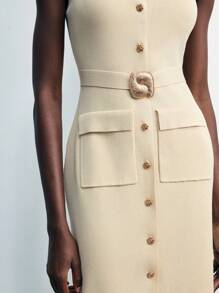 Maija 优雅纯色前开襟无袖针织连衣裙，简约大方的设计，尽显知性优雅。无袖背心式连衣裙款式，可单穿或内搭衬衫、打底衫，适合春秋季节及多种场合。适合教师、通勤、演出、聚会及日常休闲穿着，兼具时尚与实用性。现有优雅黄色、米色等多种颜色可选。柔软舒适的针织面料满足穿着需求，是打造都市时尚风格的理想之选。 - 杏色 - 查看 5