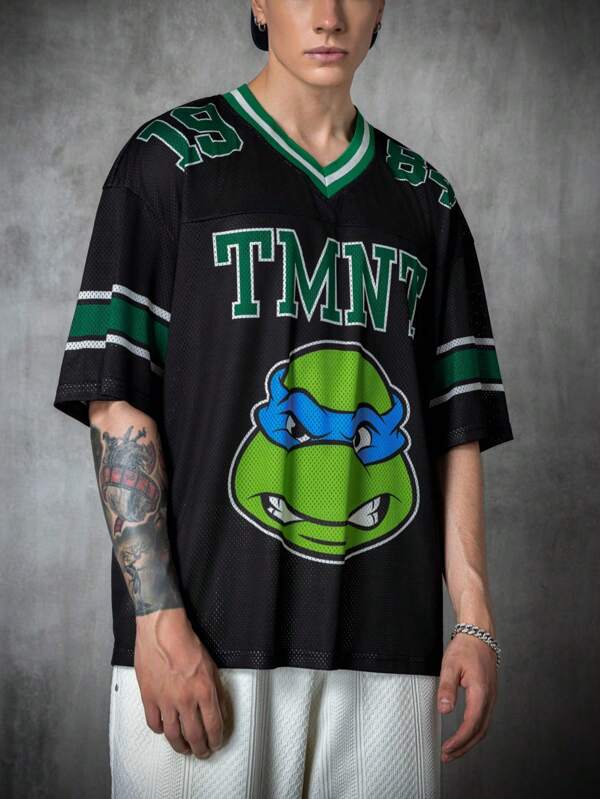 TEENAGE MUTANT NINJA TURTLES X SHEIN Camiseta de manga corta de malla de cuello en V con estampado de tortuga de dibujos animados en contraste, para hombre, informal, de verano