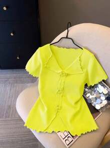 SHEIN LUNE 3D Blumen V-Ausschnitt Kurzarm Volant Saum figurbetontes Strick-Top für Frauen - Gelb - Übersicht 1