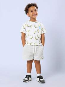 SUMWON Ensemble coordonné d'été pour enfants. T-shirt avec imprimé banane, shorts en jersey avec cordon de serrage. Tenue de plage décontractée pour les vacances. Confort toute la journée, coupe ample