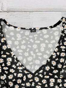 SHEIN LUNE Blusa de verano casual con cuello en V, manga con volantes y estampado floral para mujer talla grande