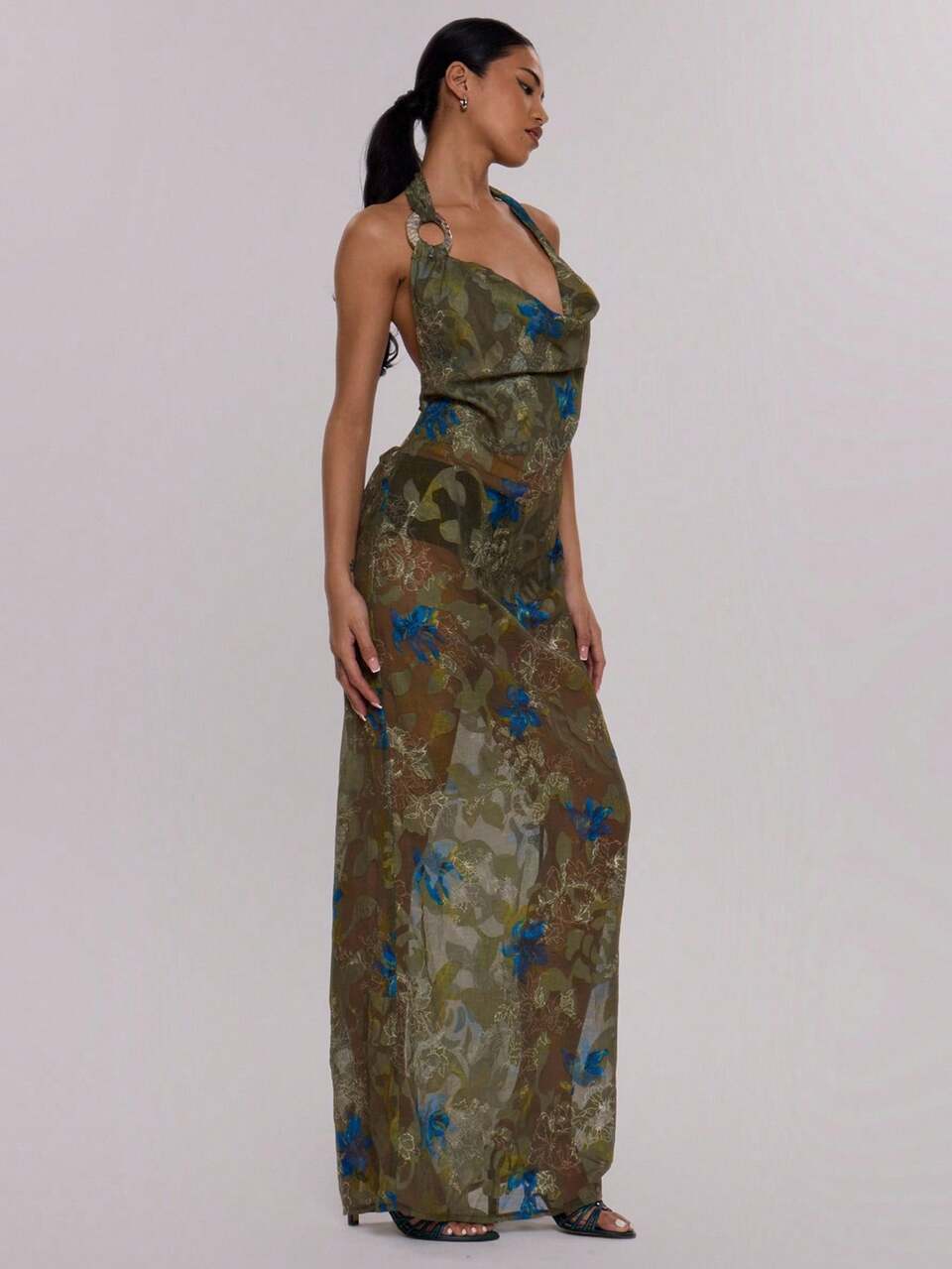 Robe longue d'été à fleurs avec encolure béante, épaules dénudées, coupe ample. Idéale pour les mariages, les anniversaires, les bals de promo et les remises de diplômes.