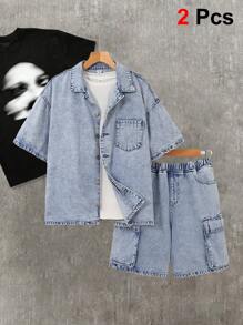 SHEIN 青少年男童两件套时尚休闲复古夏季套装，浅蓝色牛仔面料，清爽舒适宽松，包括一件牛仔翻领短袖上衣和一条工装风口袋设计的舒适宽松牛仔短裤。两件套童装，柔软舒适，适合日常穿着，也适合春夏、夏日派对、音乐节、海滩等场合，秋季也适合返校季穿着，展现复古街头朋克风。