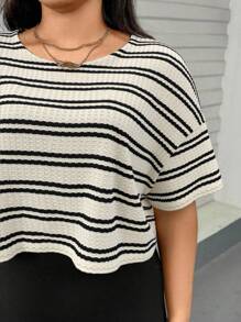 SHEIN Essnce Bộ đồ đôi nữ cỡ lớn mùa xuân hè, kiểu dáng thoải mái, rộng rãi, dễ chịu gồm áo crop top tay ngắn kẻ sọc màu mơ và áo vest đen, thích hợp mặc đi sân bay, đi chơi, dự tiệc, đi học, hoặc mặc ở nhà. - Màu be - Xem 7