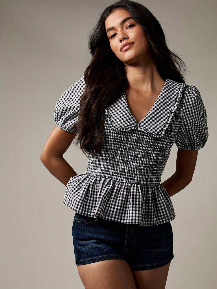 MISSGUIDED Blusa de manga abullonada con cuello Peter Pan, de estilo smocked a cuadros de guinga, inspirada en el vintage, con volante de peplum, para el verano y la primavera, estilo cottage core