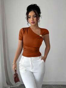 Selianne 女士优雅不对称领口 3D 玫瑰金金属纽扣装饰短袖 T 恤 - 鏽棕色 - 查看 3
