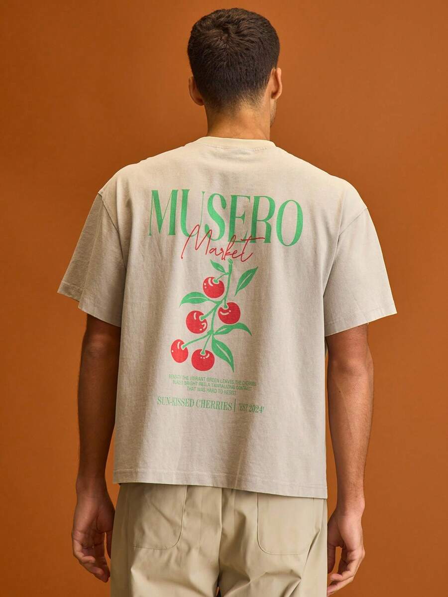 Camiseta Gráfica de Manga Curta "Musero Market" Oversized para Homens, Férias de Verão - Cinza - Visão 1