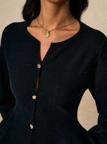 Poéselle Áo khoác len cardigan thanh lịch có nút vàng – Áo khoác len dài tay ôm sát dành cho nữ, Áo khoác len cardigan nút vàng, Áo khoác len cardigan ôm sát dành cho nữ, Đồ dệt kim thanh lịch, Áo khoác len cardigan có cấu trúc, Áo peplum dành cho nữ vào mùa thu/đông - màu đen - Xem 3