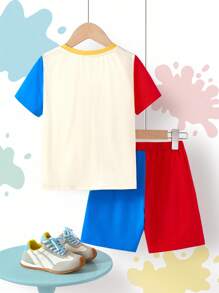 CoComelon X SHEIN 小男孩 2 件卡通可爱运动休闲风格蜡笔、玩具车、泰迪熊印花 T 恤和红蓝撞色字母印花短裤套装，适合春夏季和户外运动 - 藍色 - 查看 2