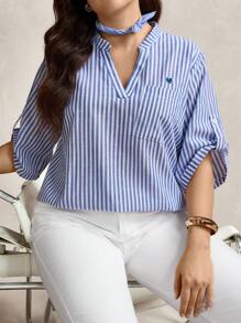 TrendSteals 大尺碼藍白條紋女式棉質襯衫，缺口領捲袖設計，商務休閒上班上衣，適合夏季度假雷鬼風 - 藍白色 - 查看 4