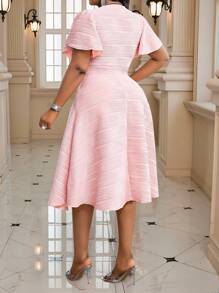 Fleurora 春夏优雅婚礼鸡尾酒会音乐会/音乐节粉色针织纹理不对称领口不对称领口喇叭泡泡袖3D玫瑰中长短袖大码连衣裙女士夏季服装女士夏季连衣裙婚礼宾客礼服女士夏季连衣裙女士正式连衣裙女士生日礼服 - 粉色 - 查看 3