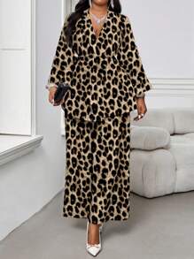 SHEIN Lady Conjuntos de vacaciones para mujer de talla grande, incluye prendas para primavera, verano, otoño e invierno, ideal para uso casual, elegante, de oficina, salida y vacaciones. Confeccionados en tejido con estampado de leopardo de colores, cuello en V, cinturón, manga larga.