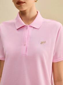 Muvela Áo thun nữ cổ polo màu hồng mới về mùa hè & thu 2025 thiết kế thêu cổ áo polo màu hồng thường ngày lễ hội âm nhạc đồng quê Y2K phong cách đường phố cổ điển văn phòng hẹn hò tiệc tùng đi chơi sân bay trở lại trường học - Màu Hồng baby - Xem 8