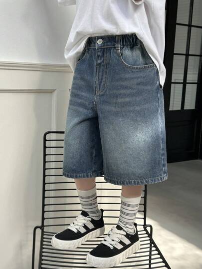 SHEIN Denimly Tween 女童深水洗蓝色牛仔百慕大短裤，舒适时尚的夏季休闲装！采用复古深水洗蓝色牛仔面料，配有纽扣开合的松紧腰带、仿链条装饰和休闲直筒廓形。适合日常穿着、上学、周末休闲、返校季、海滩度假等场合，展现您独特的个性。