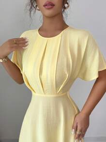 Elenzga Nouvelle mode Femmes Col rond Manches courtes Design plissé Cordon de serrage à la taille Volants à l'ourlet Robe décontracté polyvalente élégante pour femmes