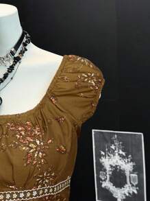 EgrlEra 法式优雅复古印花宽松领刺绣纽扣衬衫，精致腰部收褶 - 卡其色 - 查看 3