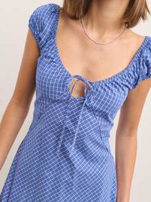 Nöista 这款蓝色长款连衣裙，配有短袖和优雅的领口设计，是秋季女装和返校季的完美之选。其舒适的版型也适合乡村风格的女性穿着，使其成为秋季、休闲日常或特殊场合的百搭之选。 - 藍色 - 查看 3