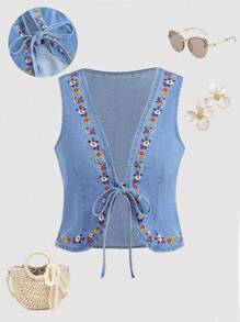 SHEIN Girlism 这款蓝色无袖牛仔开衫，采用简约的波西米亚风设计，饰以简单的花朵刺绣图案和可拆卸的蝴蝶结绳带，适合青少年女孩穿着，也适合男孩日常穿着，以及儿童春夏派对、音乐节和海滩穿着。