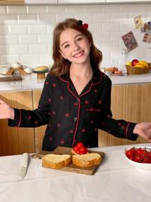 Snug Zone 少女樱桃印花泡泡褶皱纽扣衬衫和裤子套装，圣诞节 - 黑色 - 查看 2