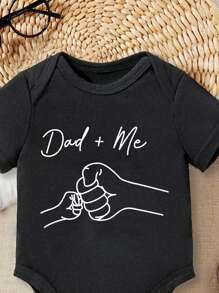 Body dla chłopca w minimalistycznym stylu z nadrukiem "Tata + Ja" z krótkim rękawem, idealne na wiosnę/lato. Ubranka dla taty, ubranka na powitanie dziecka. Ubranka dla noworodka. Ubranka dla taty i mnie. Ciemne ubranka dla noworodka.