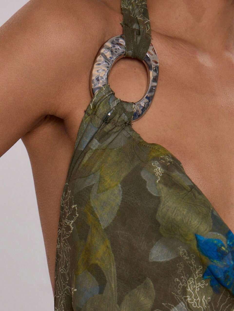 Robe longue d'été à fleurs avec encolure béante, épaules dénudées, coupe ample. Idéale pour les mariages, les anniversaires, les bals de promo et les remises de diplômes.