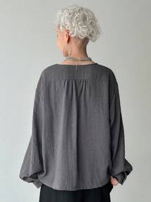 FRIFUL 女士宽松圆领长袖纯色深灰色前襟纽扣荷叶边后背褶裥设计休闲衬衫，适合正式和商务休闲场合的秋季上衣 - 灰色 - 查看 4