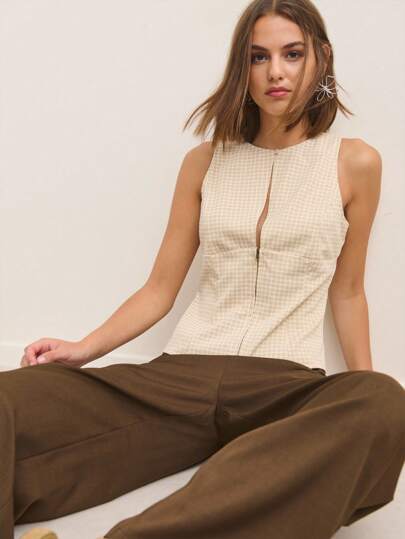 Nöista 这款无袖格子上衣散发着 Y2K 的气息，非常适合秋季女装。非常适合与返校风格分层搭配，或与女性喜爱的乡村服装搭配，其复古的外观和合身的版型使其成为任何喜欢 2000 年代风格或现代秋季着装的人的必备单品。