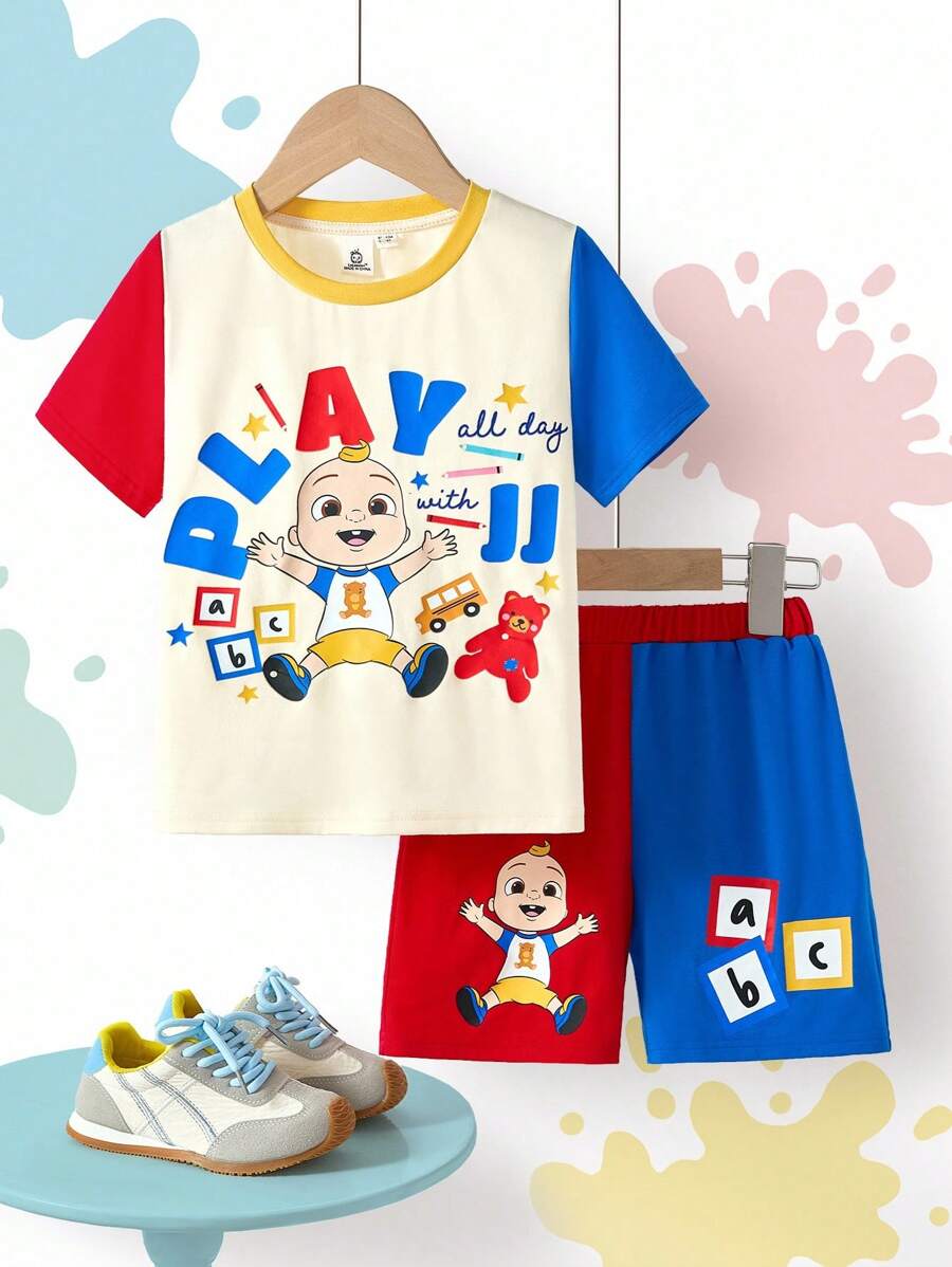CoComelon X SHEIN 小男孩 2 件卡通可爱运动休闲风格蜡笔、玩具车、泰迪熊印花 T 恤和红蓝撞色字母印花短裤套装，适合春夏季和户外运动 - 藍色 - 查看 1